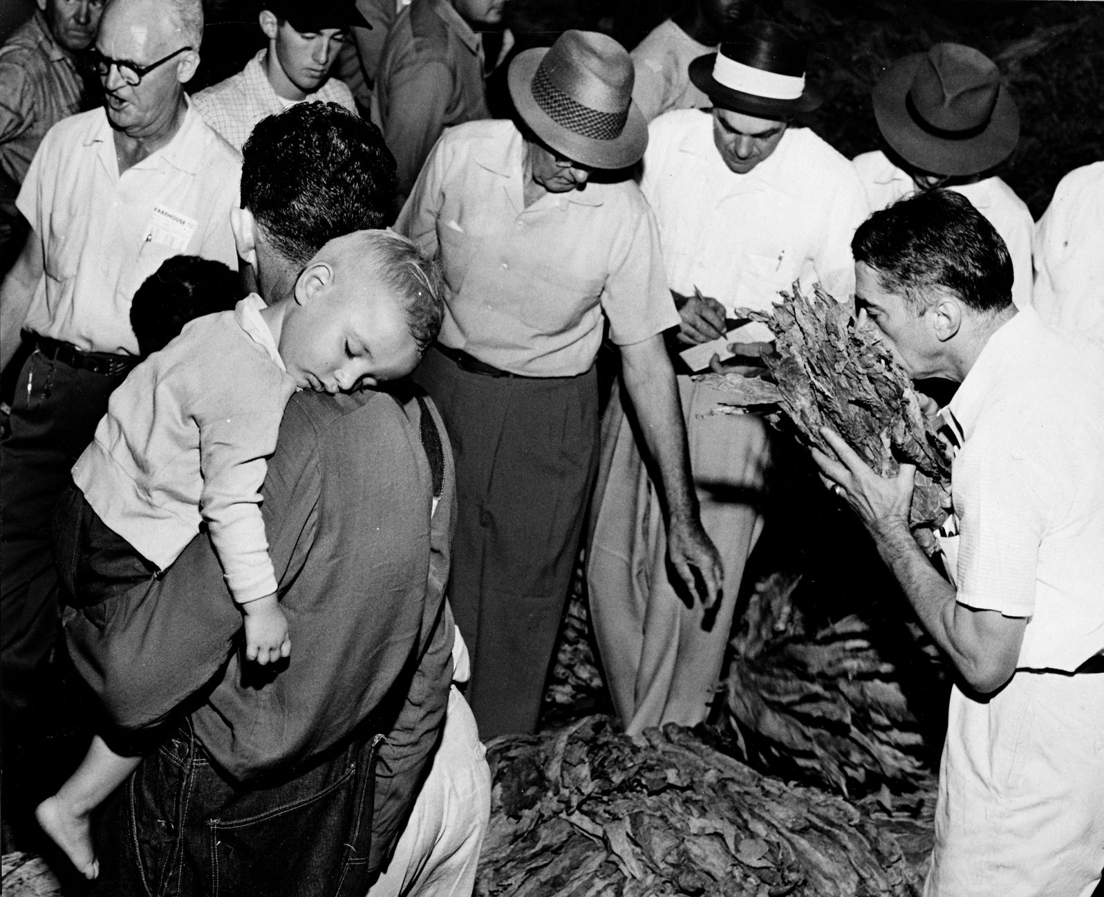 1955-09-23 - Sleeping boy at tobacco sale